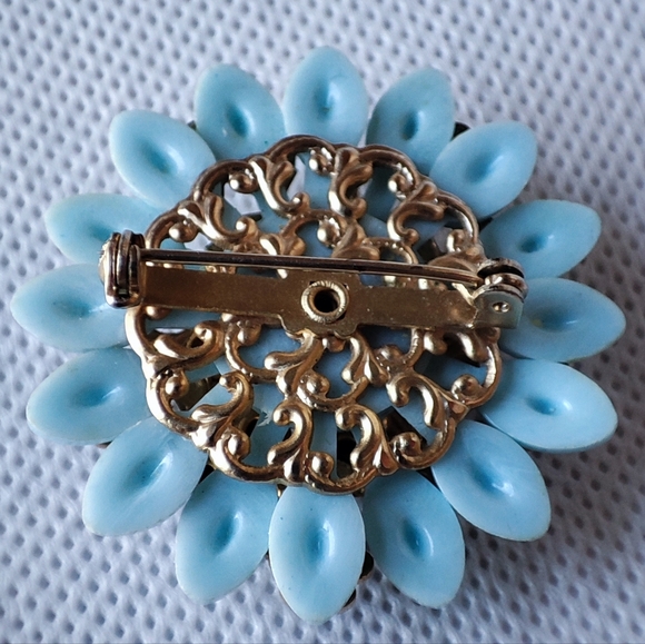 Light Blue Gold Tone Unsigned Vintage Brooch Sapphire Rhinestones Plastic Petals - Picture 2 of 4